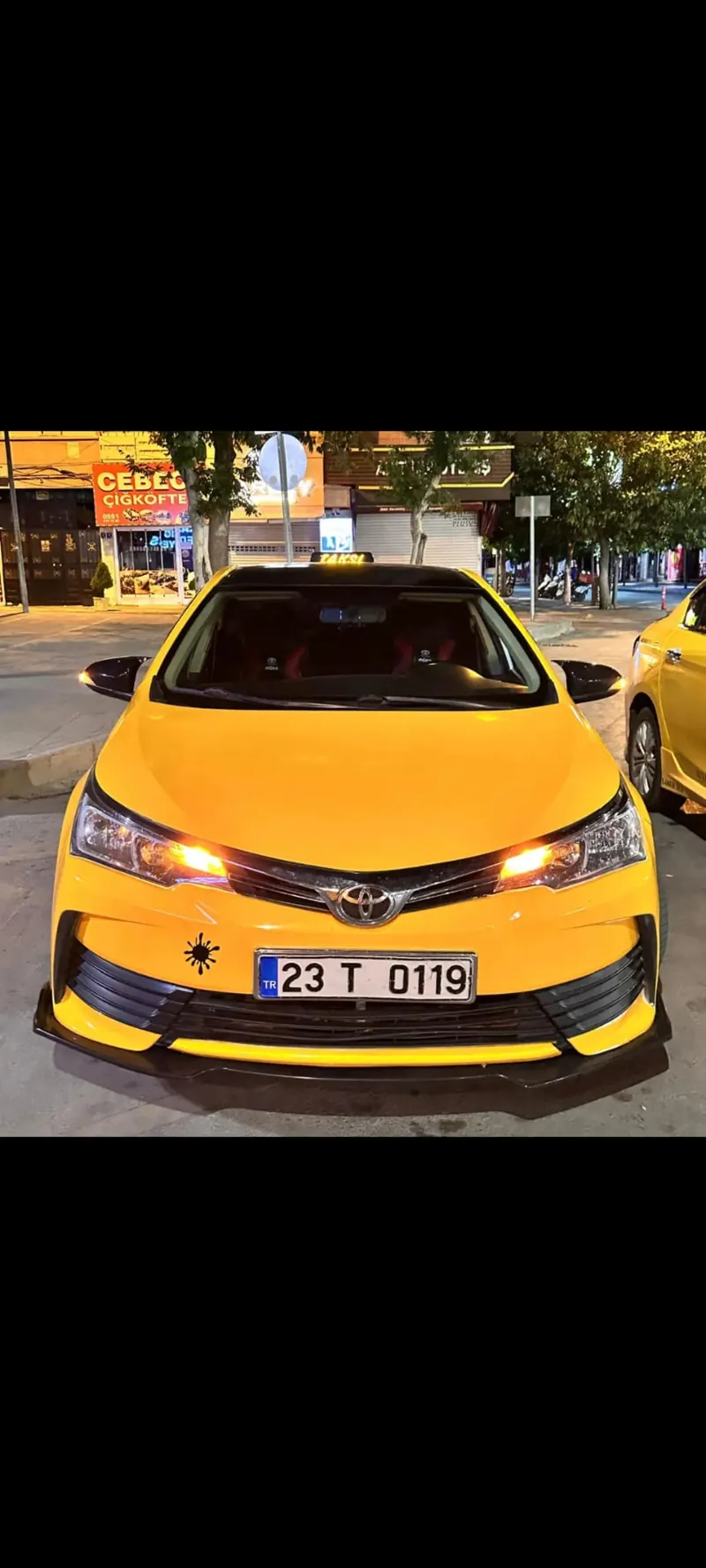 Elazığ merkezde bir sokakta Anıt Taksi